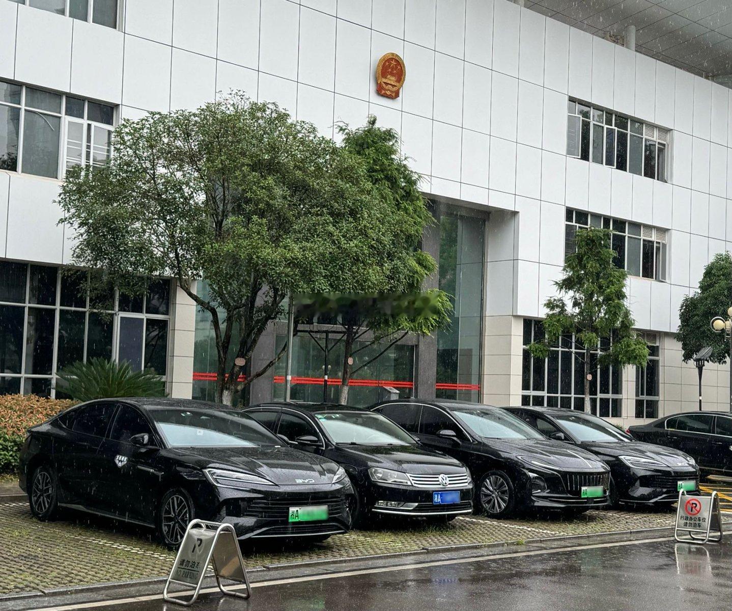 政府大院停满BYD！！正成为通勤新风尚。以往公务车多见的合资品牌悄然让位，现在汉