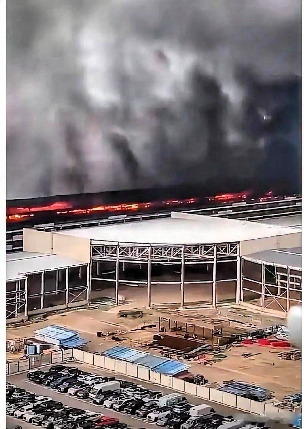 最近热搜第一又是比亚迪，一场大火烧了好几辆车，网友都很关心，都怕电车自燃，结果官