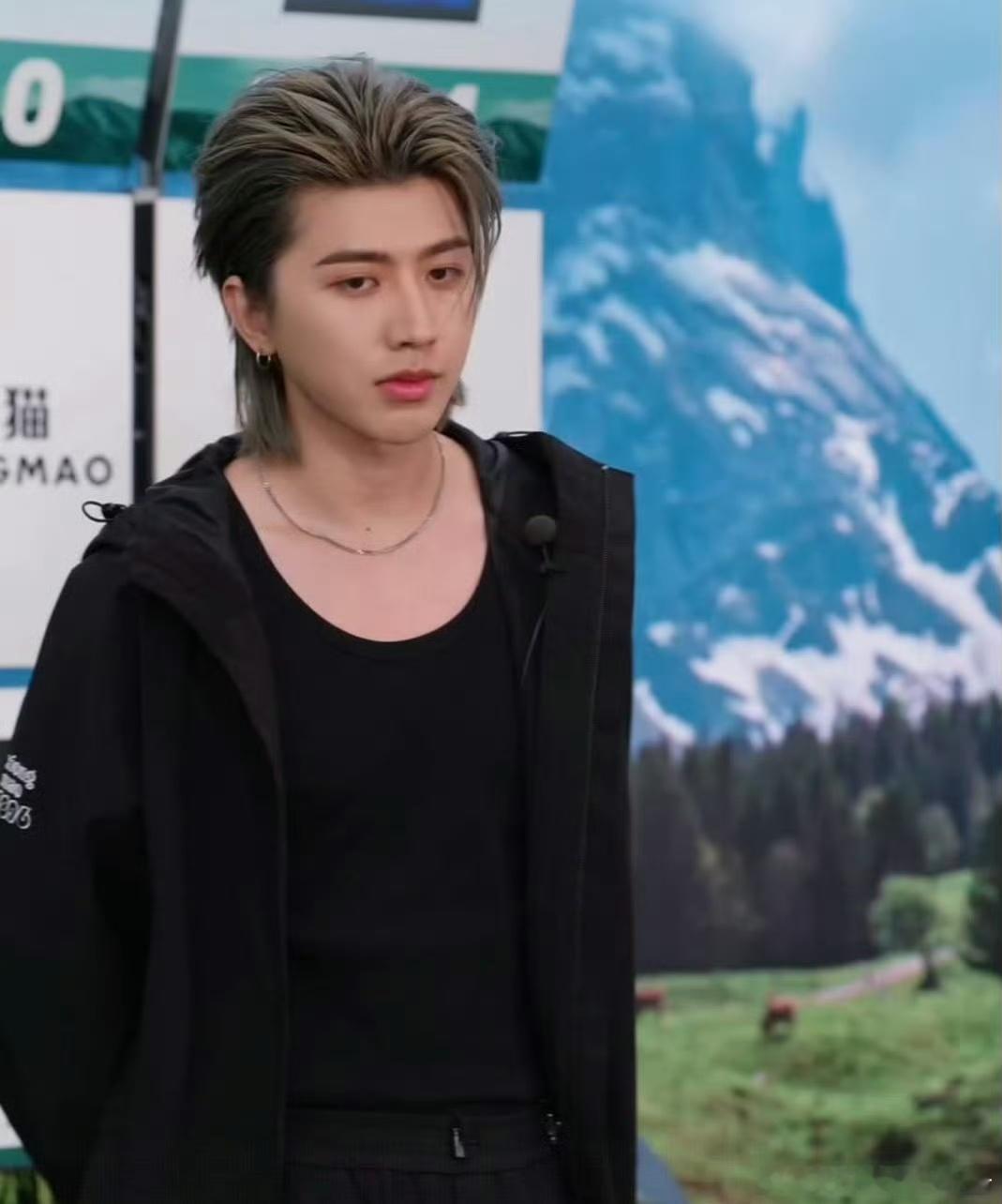 蔡徐坤、丞磊和周翊然今日直播生图，pick谁？ ​​​