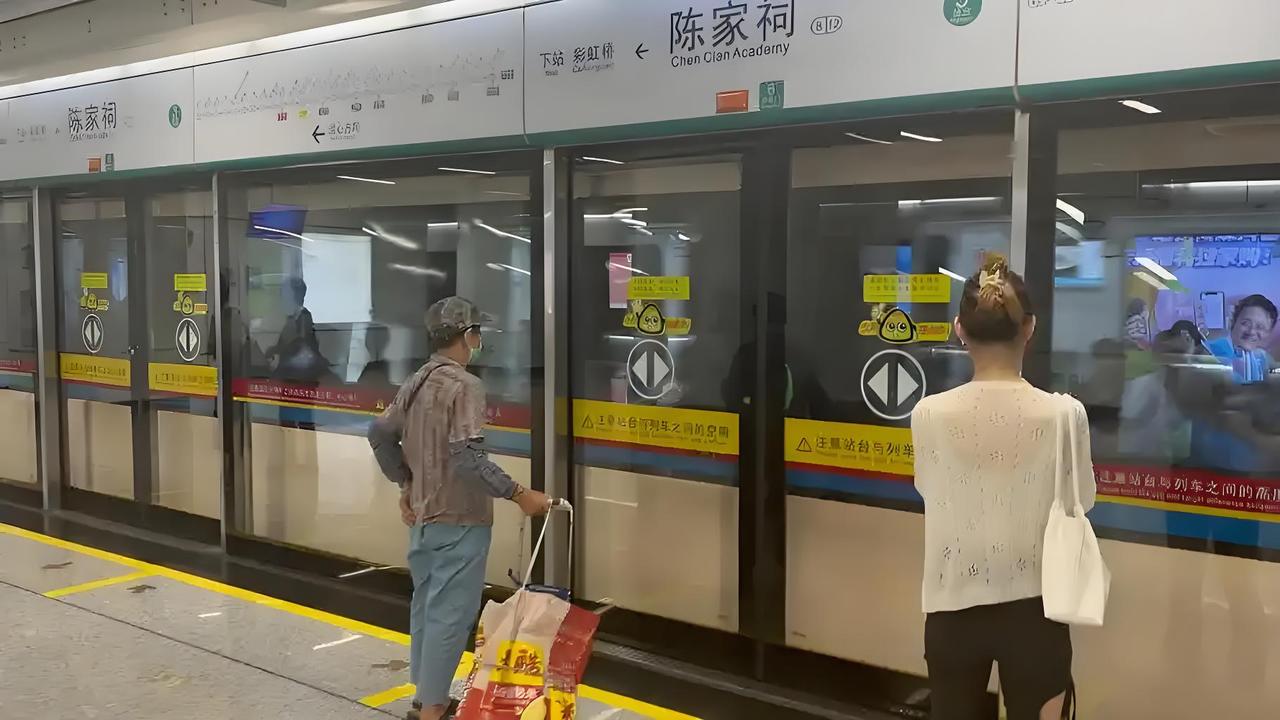 地铁站开始卖菜了，城市商圈正悄悄往“地下”发展

现在好多的地铁站存在地下商圈，