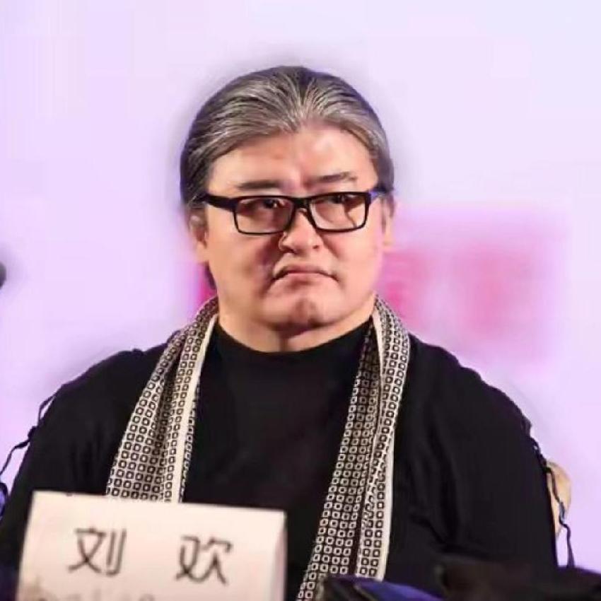63岁刘欢走了，
原来一切早有预兆。
早在2004年，他筹备演唱会训练的时候右腿