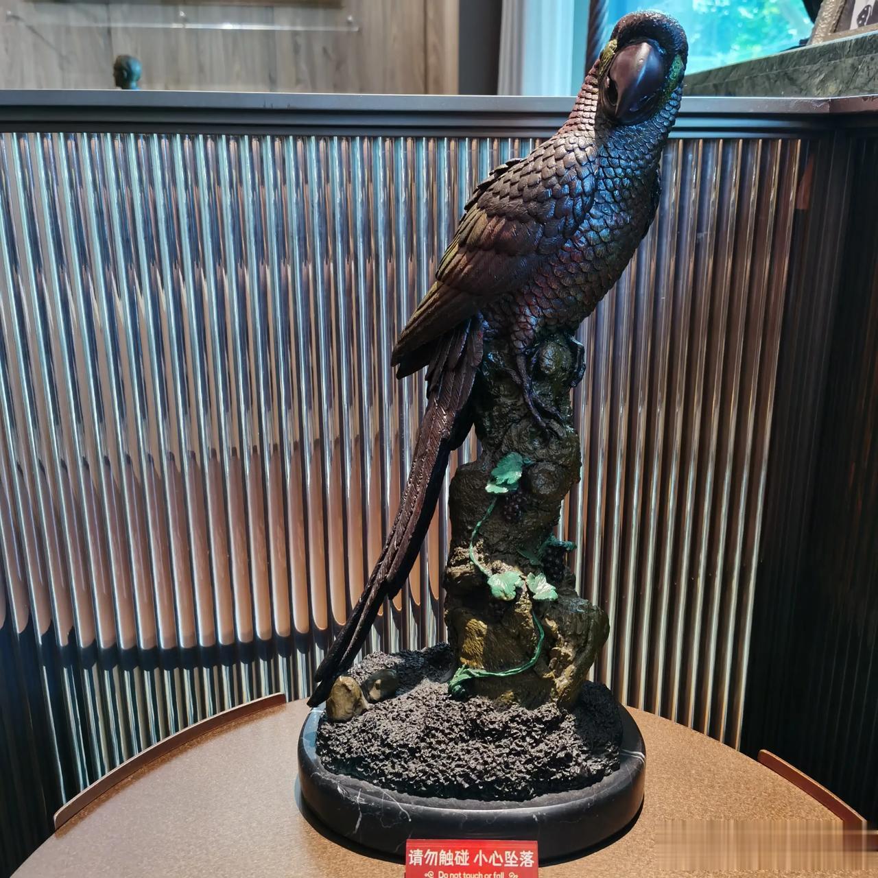  
一件高颜值的艺术摆件绝对可以提高生活的幸福感
.
喜欢酒，喜欢收藏酒，但也要