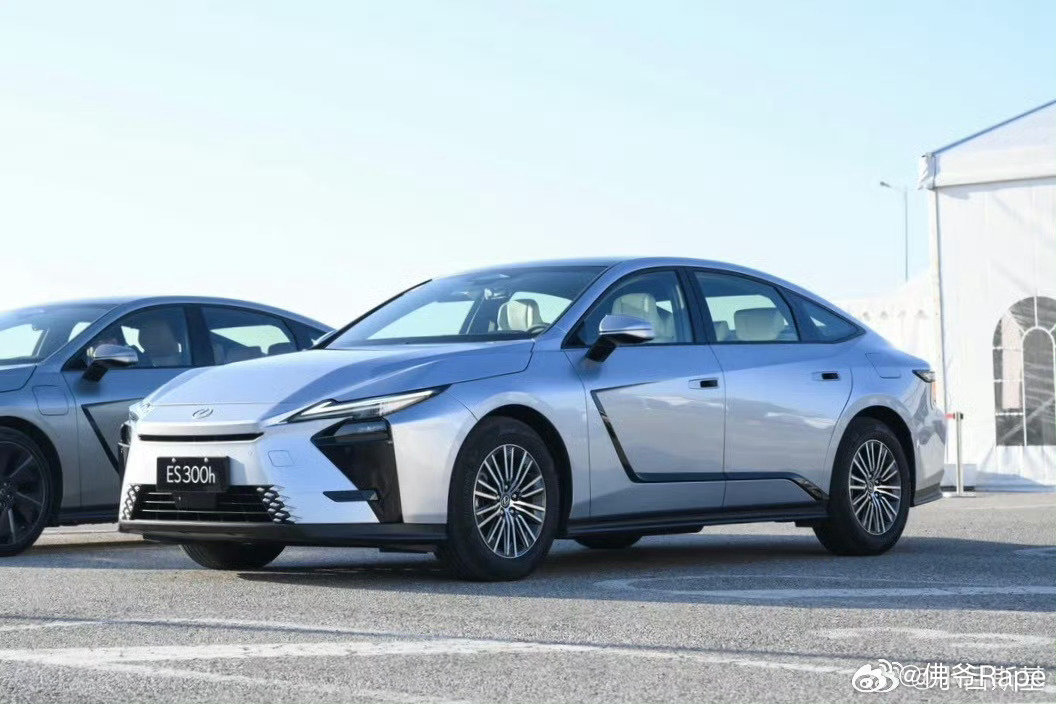 一直有着优雅著称的雷克萨斯ES系列，新款外观内饰看着有点不对劲的感觉，一股子廉价