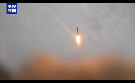 伊朗亮出了最猛的大杀器！威力巨大的“泥石”中程弹道导弹打击以色列。

在3月15