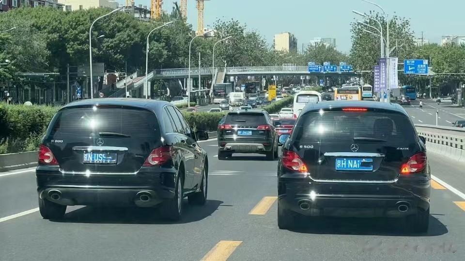 朋友今天在北京街头拍到的奔驰R级双车同框，前些年还挺常见，如今越来越少了……话说