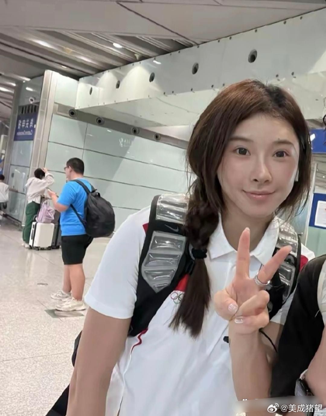 吴艳妮素颜好漂亮，这颜值气质不比明星差 