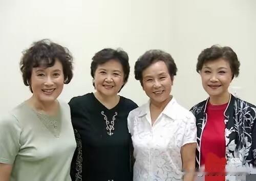 其实这些女明星老了之后就跟我们身边的大妈没有多大的区别，她们也喜欢留着这种发型，