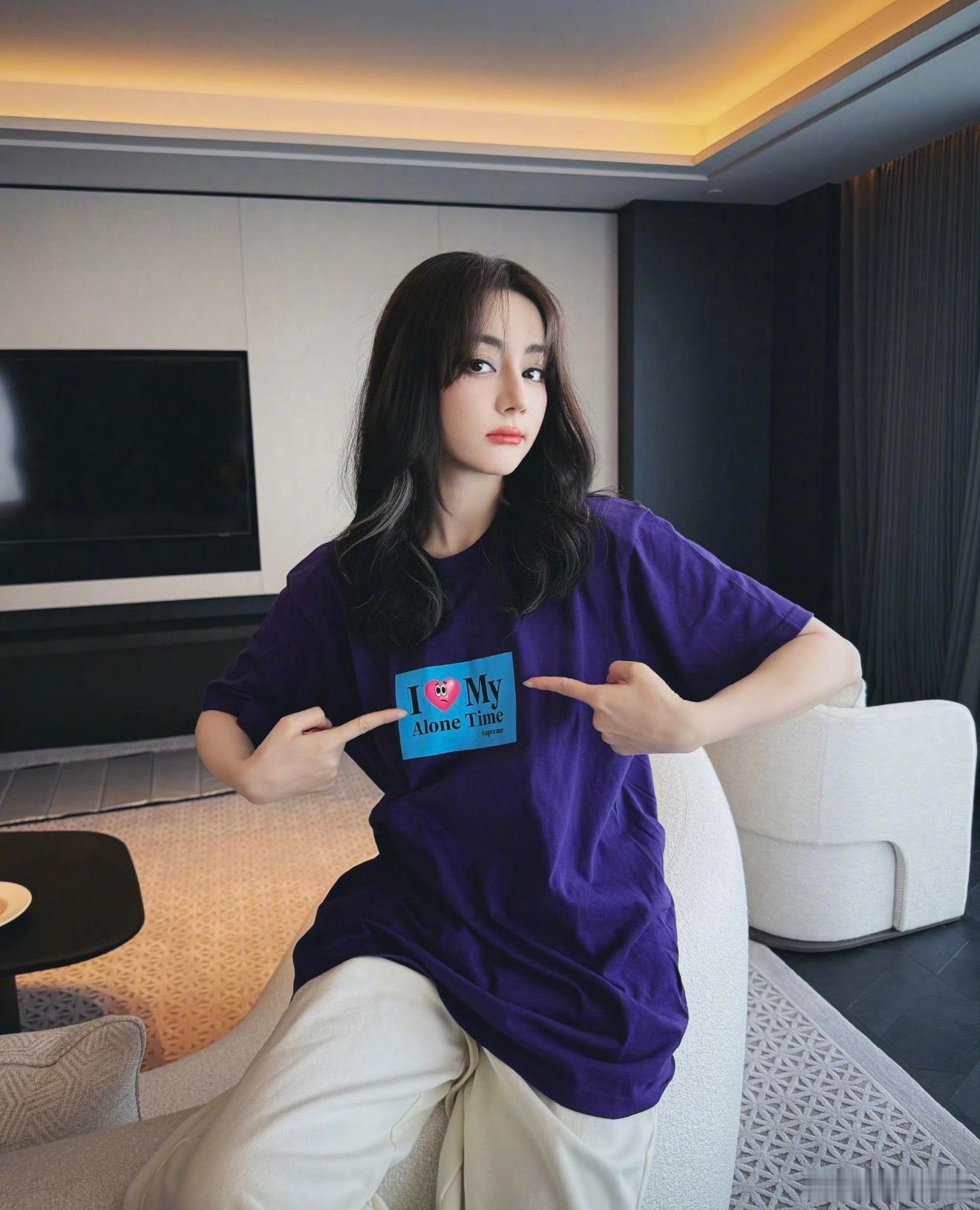 迪丽热巴明示迪丽热巴今日营业衣服上的英文I love my alone time