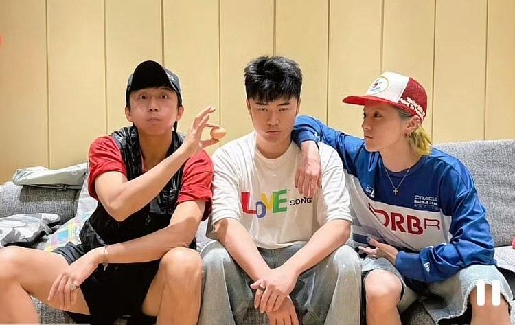 鹿晗真的太幸福了，邓超和陈赫两个好兄弟，比他女朋友还要关心他！

陈赫都快成鹿晗