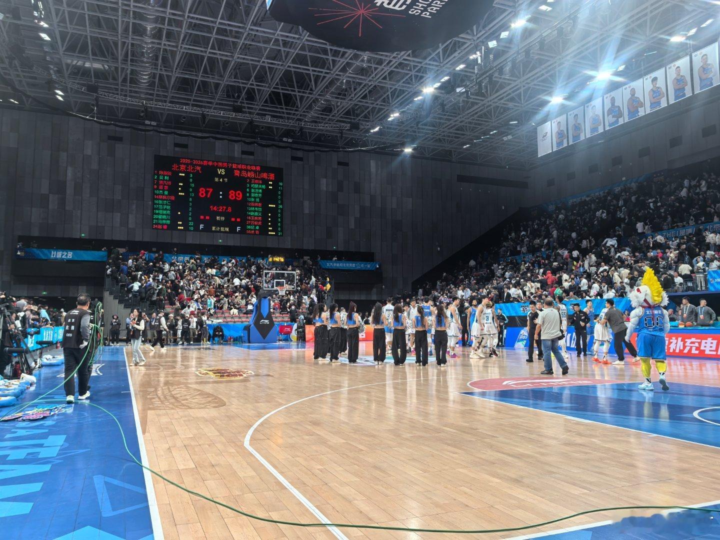 北京男篮vs青岛男篮 为什么领先7分最后突然就断电了，反而是对方米奇不停往里打.