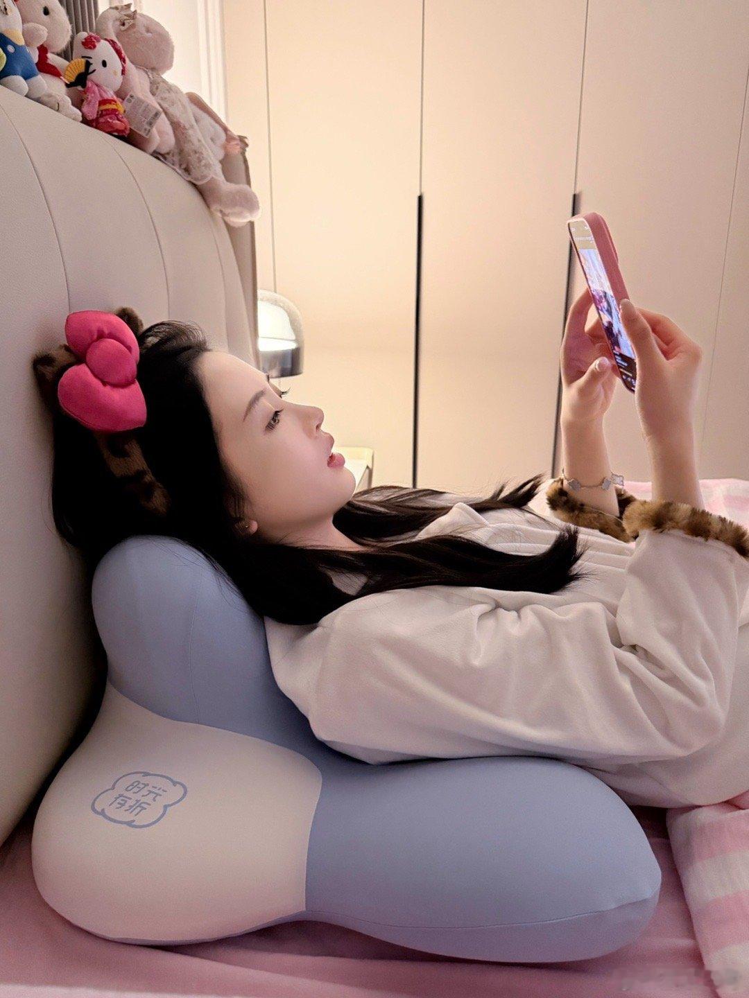 长年有颈椎病完全是因为我一直玩手机哈哈哈哈哈 有时候修图剪视频三四个小时都保持一