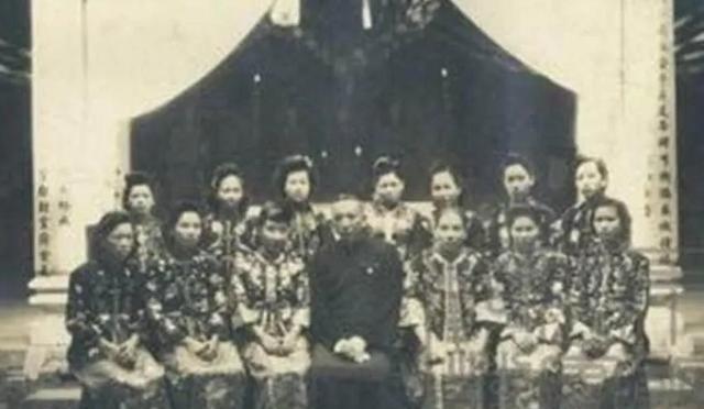 1974年，90岁的杨森迎娶了17岁的张灵凤。洞房之夜，张灵凤突然问杨森：“你一