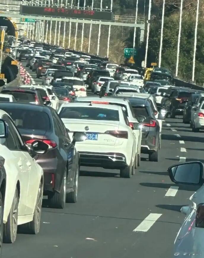 恕我直言，如果买车是为了“回老家有面子”，那你一开始的出发点就错了。买车是为了提