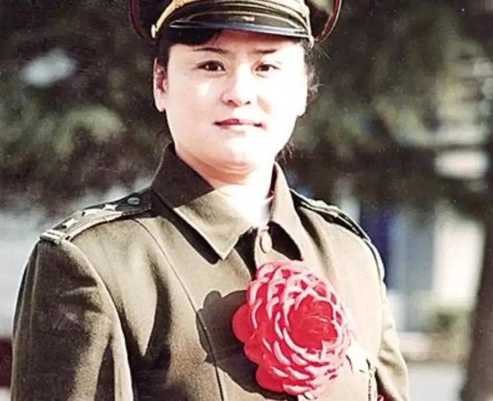 1996年，一个全身绑满炸药的歹徒闯进郑州国棉五厂幼儿园，劫持了28名孩子。女警