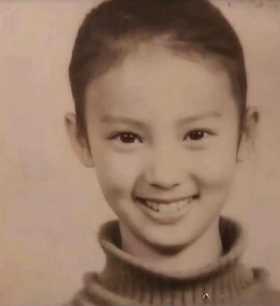 素颜的金晨也是很美的。
她一家四口都是高颜值。
姐俩的名字也好听。
姐姐叫金梦，