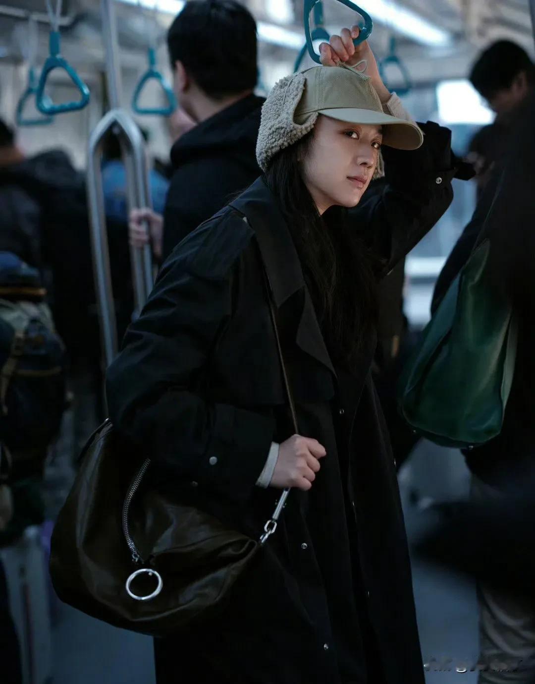 汤唯前往伦敦参加时装周，机场随拍。
淡妆，随性，文艺。

其他女演员需要打扮、修