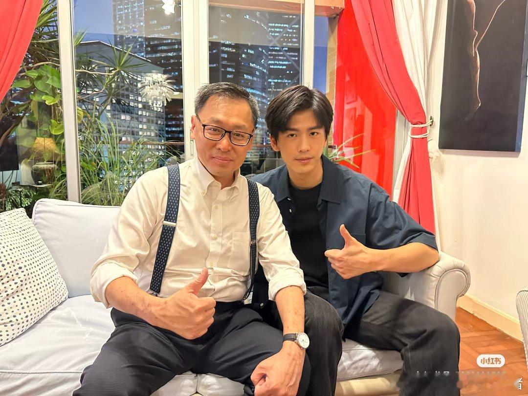 和张凌赫合作过的老师出来发声，又一位演员出来说明张凌赫蒋峤西的戏份被剪了，这是为