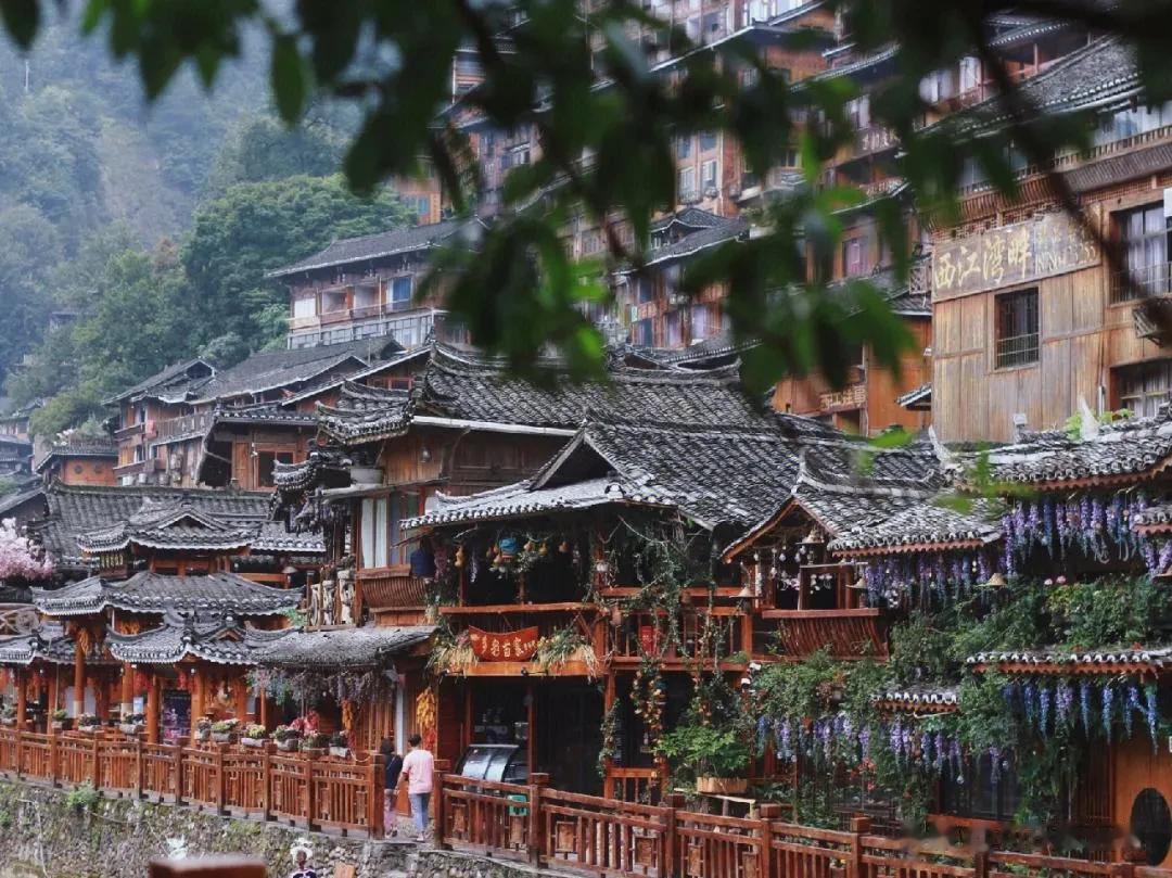 #大地之旅贵州黔东南#
千户苗寨
几乎是必去的（可以理解成苗寨中的大城市），商业