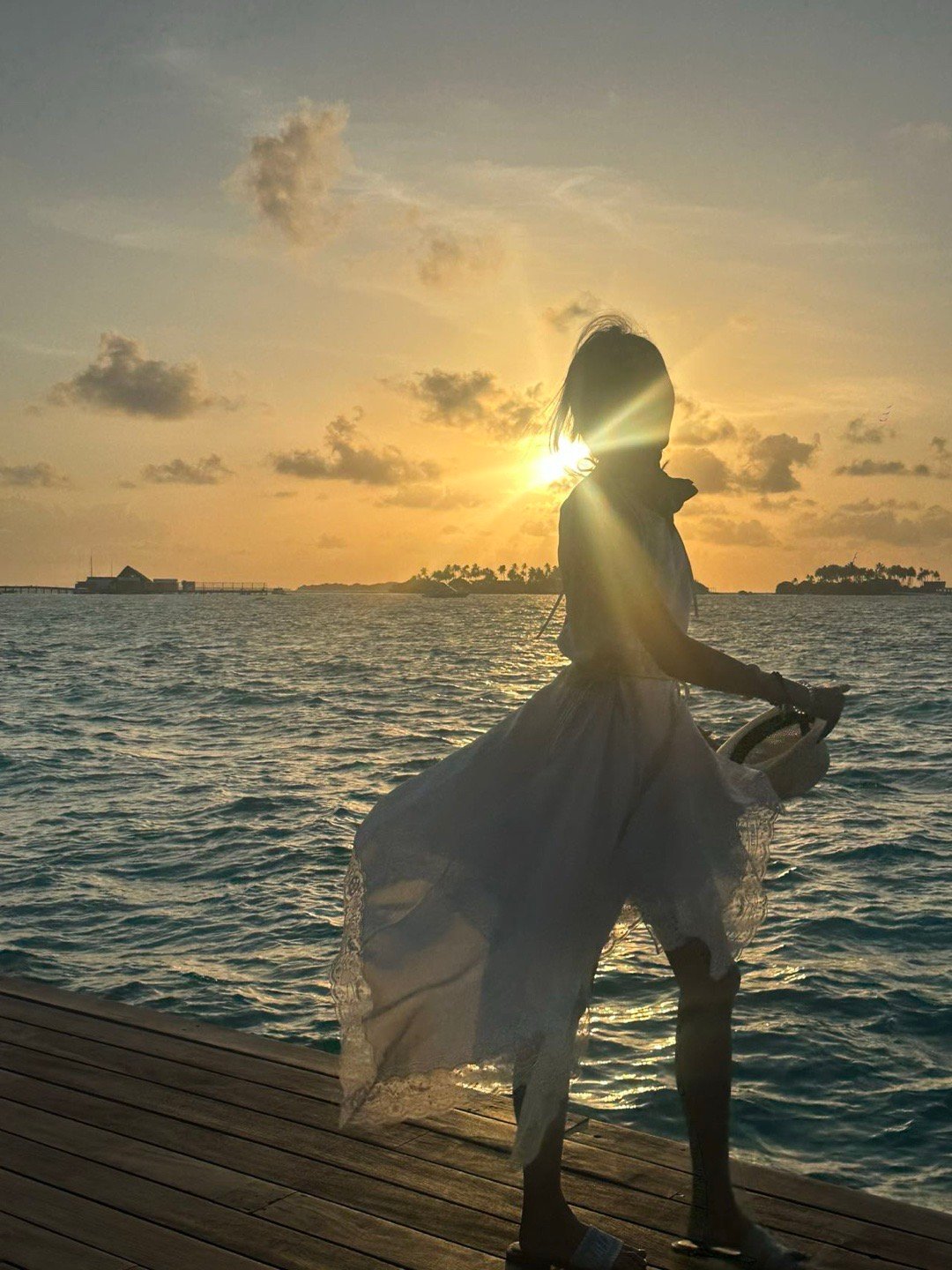 关晓彤说喜欢被阳光晒透的感觉 关晓彤吃吃喝喝美美又更新啦～阳光下的晓彤好明媚，爱