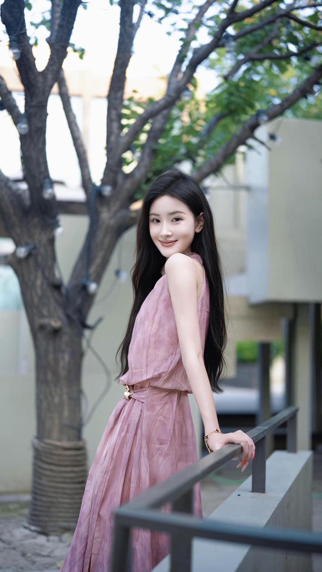 一半热烈 一半孤寂 是赤与青 也是我