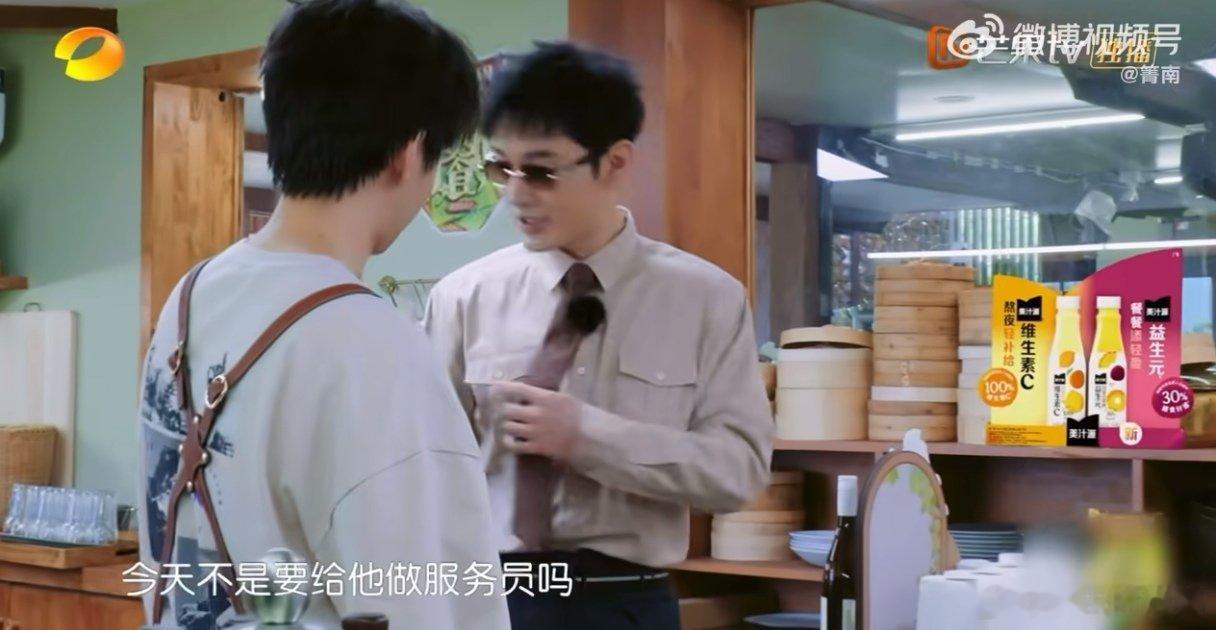 黄晓明帅我一大跳 成熟帅气的氛围感稳稳拿捏，黄晓明这身look堪称范本。卡其衬衫