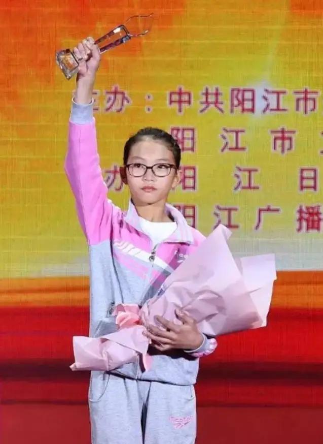 2006年，广东一男子在医院陪护流产的妻子，谁知他出去抽烟时，发现了一名女弃婴，