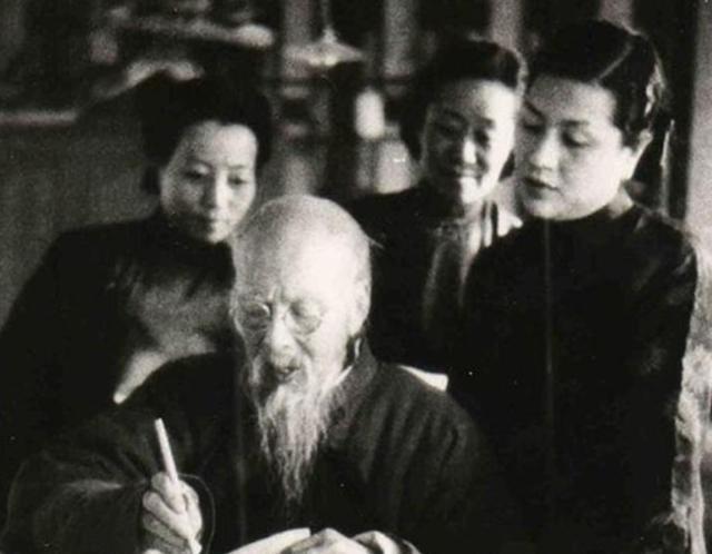 1957年，93岁高龄的齐白石闹着再婚，朋友给他介绍了一个44岁的女人，他勃然大