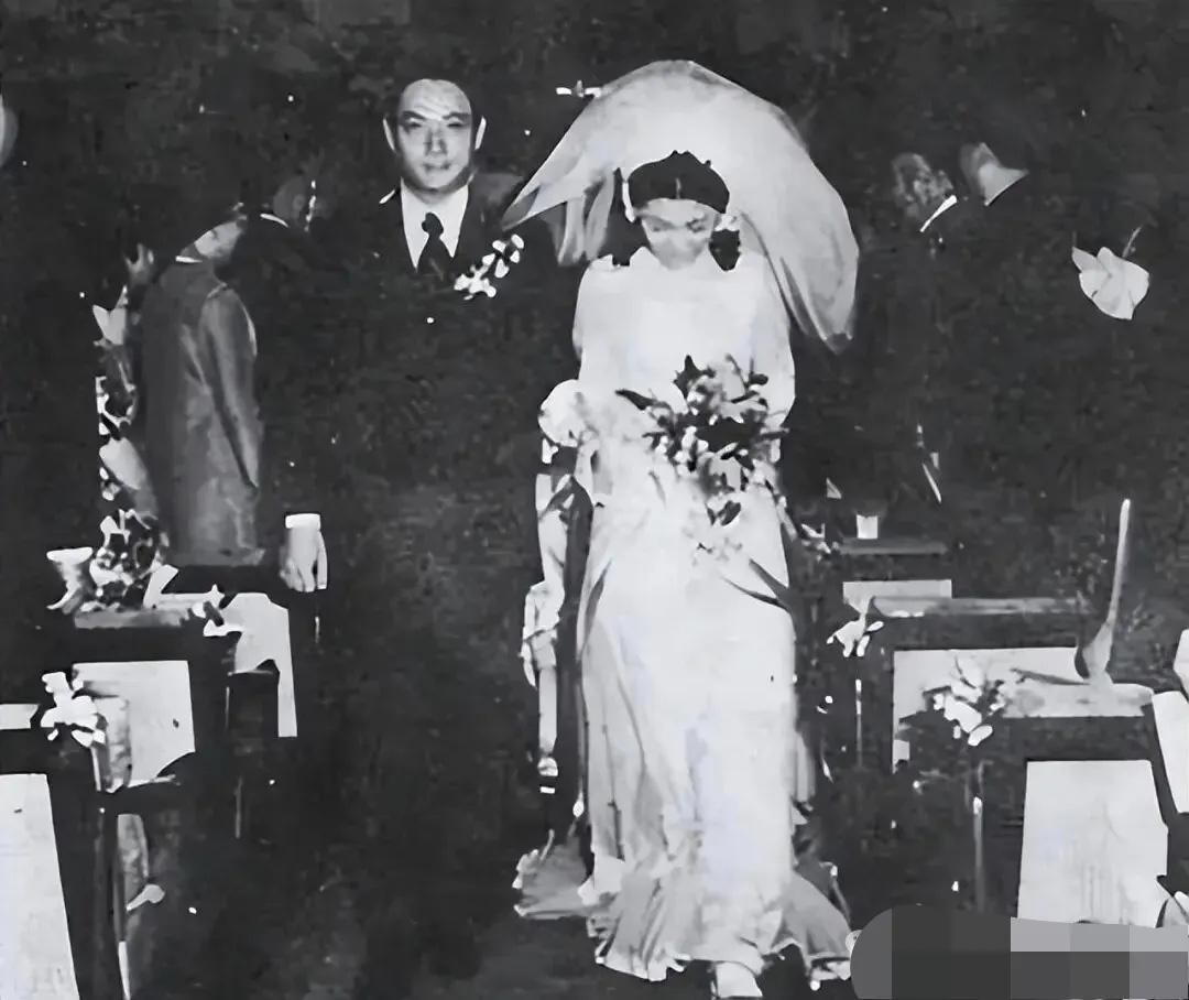 1973年，蒋孝勇与方智怡大婚时的留影，作为蒋经国年龄最小和最乖巧的儿子，婚礼在