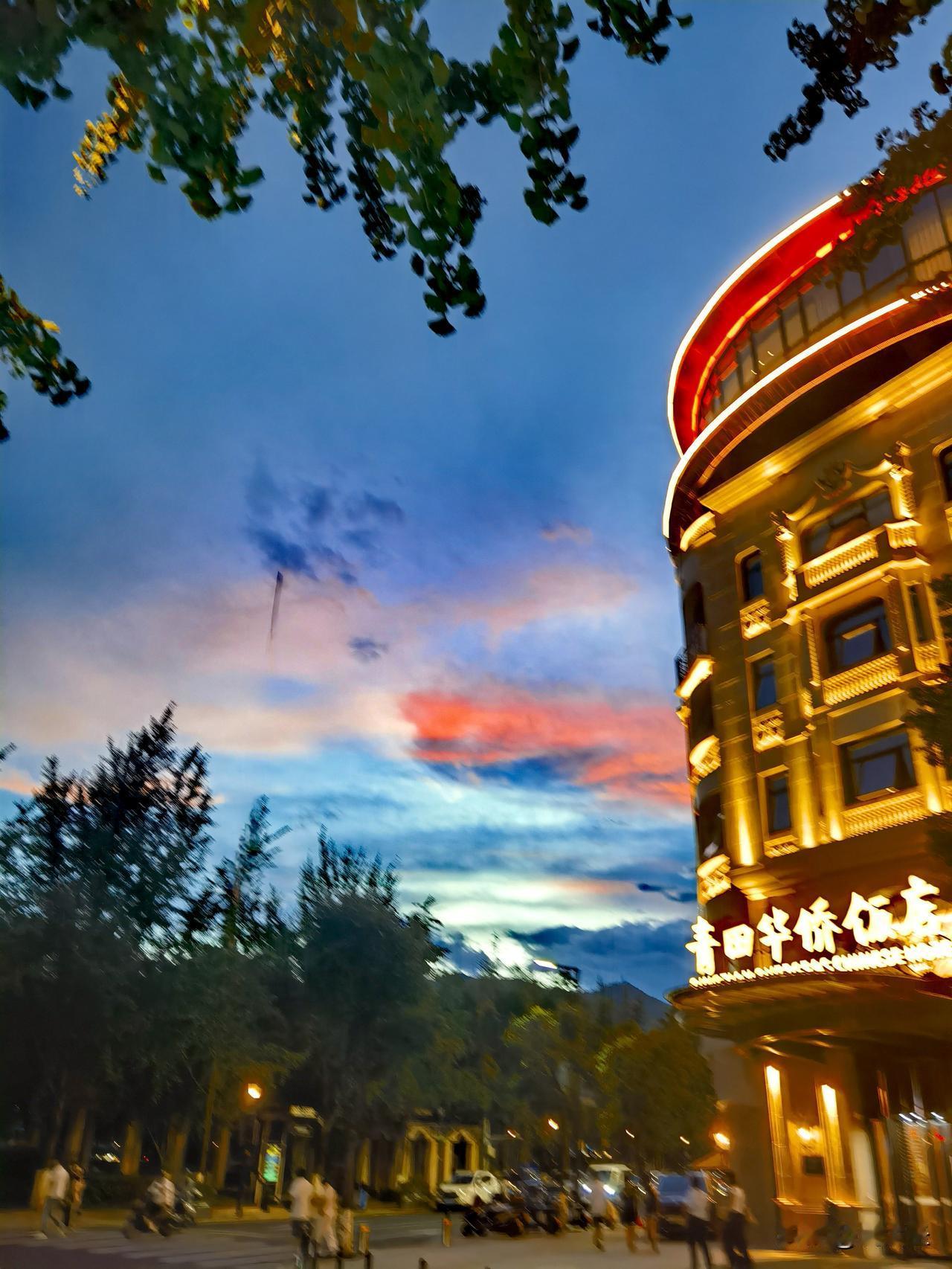 我分享的这张城市傍晚风景照，简直美炸了！
照片里，天空中飘着五彩斑斓的云彩，像被