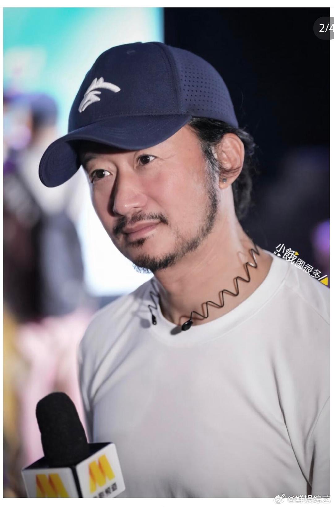 吴京居然戴了耳钉 硬汉搭配耳钉，反差感直接拉满，吴京这造型真的越看越帅。 