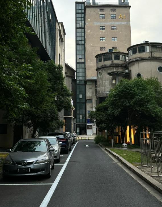 勺子当镜子，小学生悄悄变帅
亲爱的朋友们大家好，我是海林小百科，今天我们来看看。