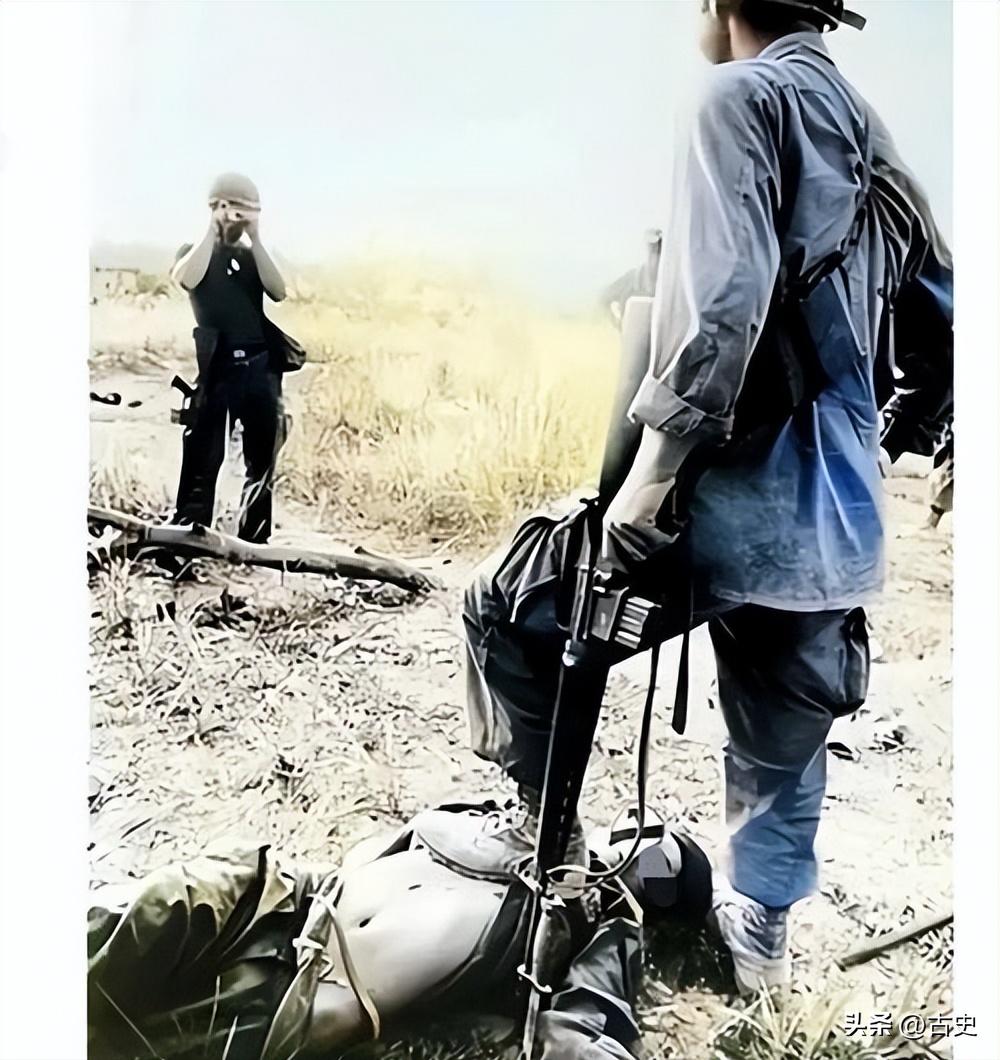 [微风]1972年，一个越南女兵的尸体静静躺在战场上，美军士兵为了炫耀，不仅扒掉