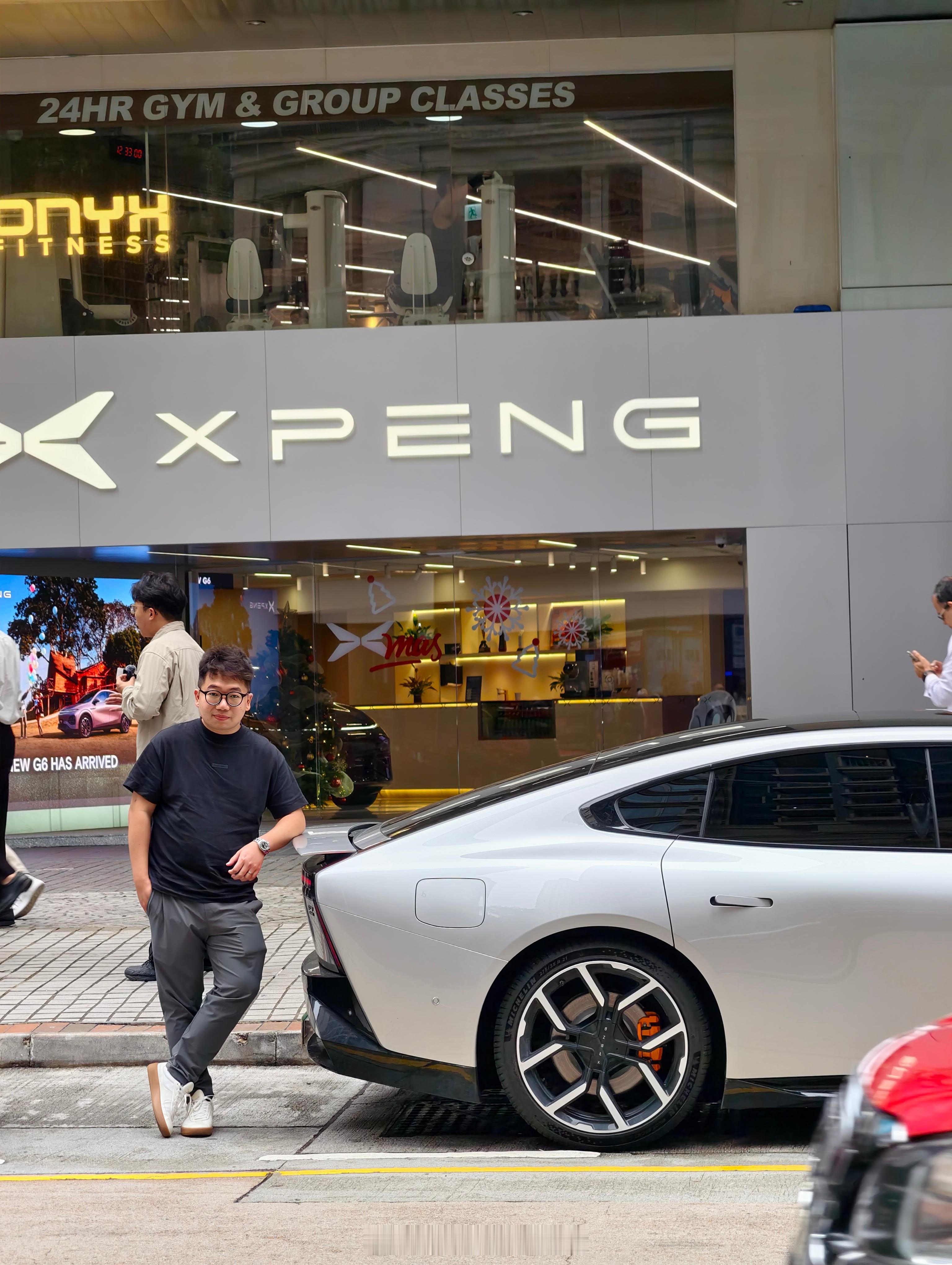 听着粤语歌、看着港剧长大的我真的很懂粤车南下的含金量，这画面太燃了！小时候盼回归