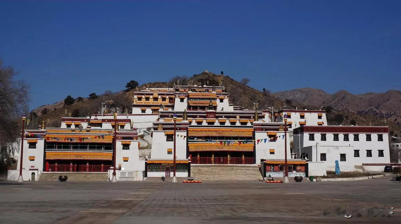  五当召宝玉
今天是中国旅游日，市内各大景区免门票。
本地去过五当召的人很多，但