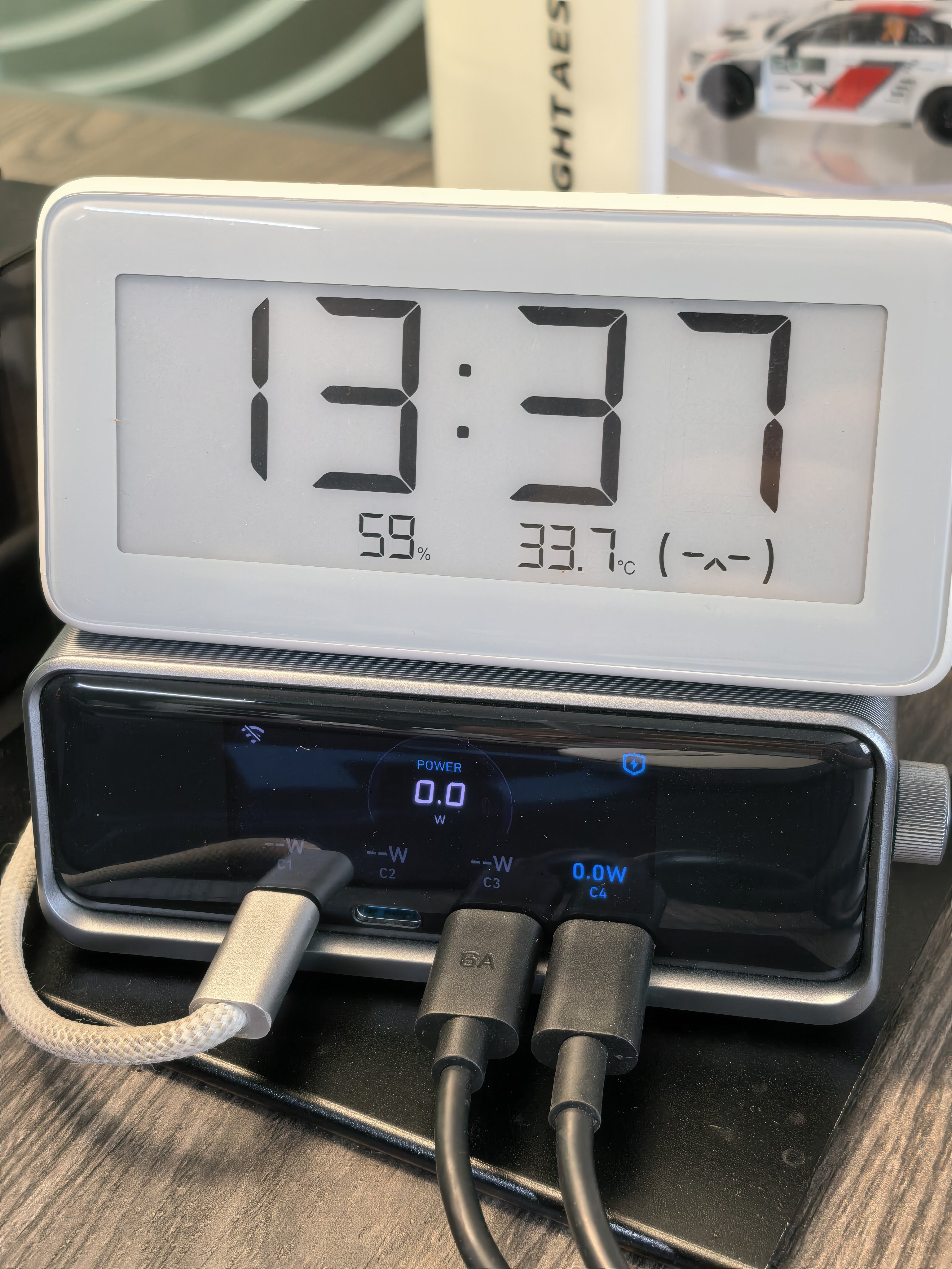 办公室 33.7 度，热炸了，不愧是深圳…要么连着下一周雨，要么热翻天…还好我有