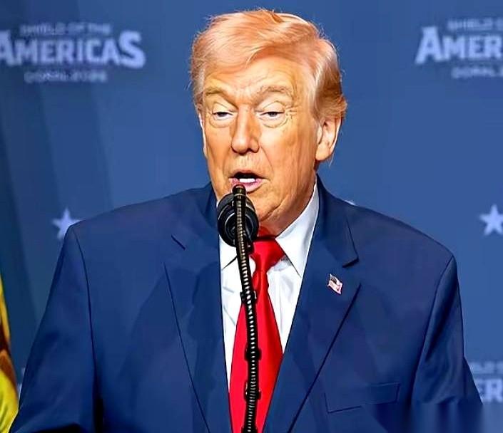 特朗普把讲台敲得砰砰响，话筒对着全世界的镜头，就差指着鼻子骂了：“养韩国有什么用