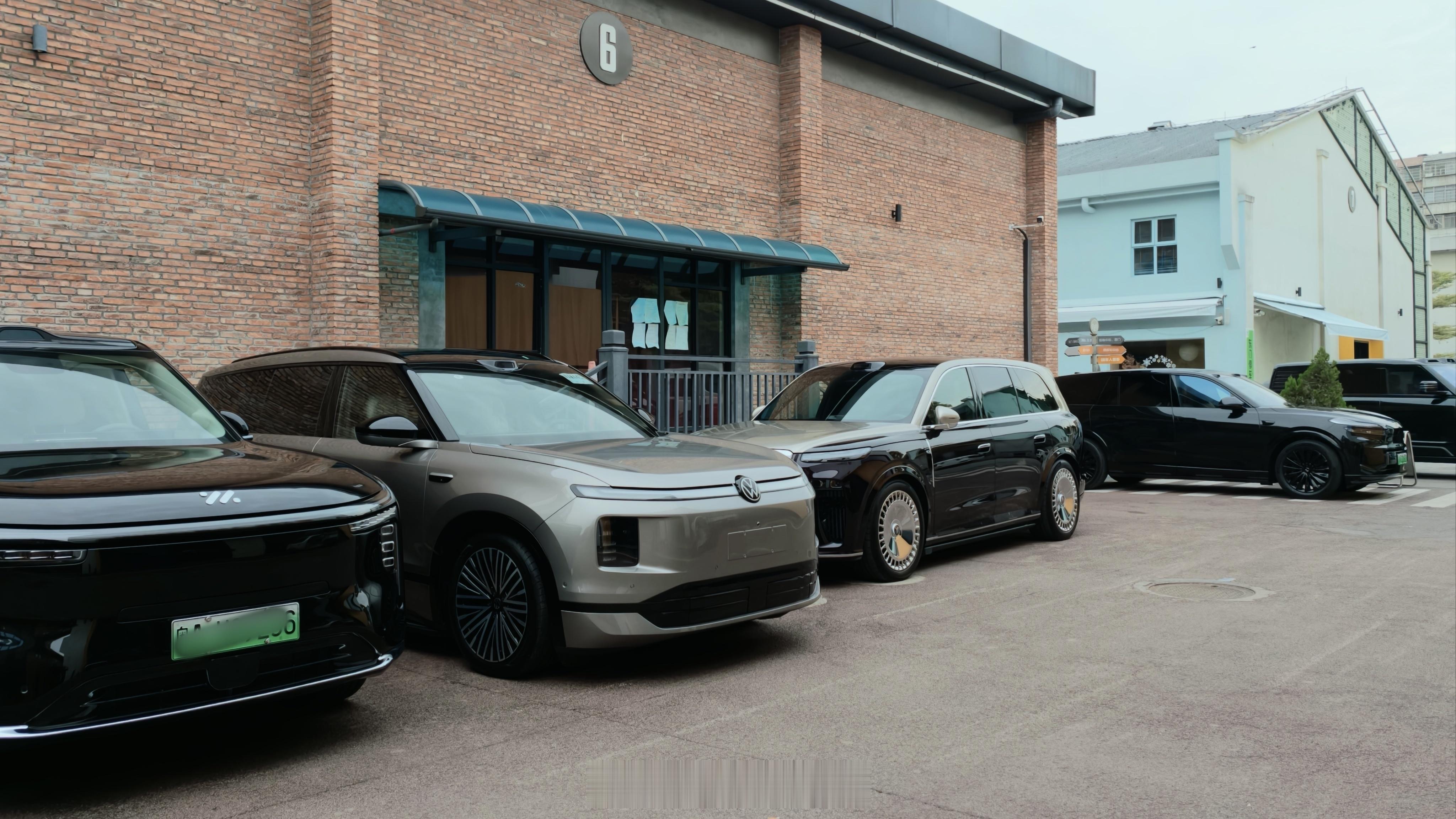 大家车的9系SUV 出发，7台车8位主持人，一试旗舰们的真实出行体验。 
