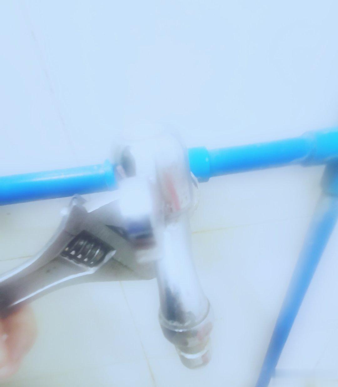 又当了一次修理工！帮朋友更换水龙头！她说女汉子要什么都会[喵喵] ​​​