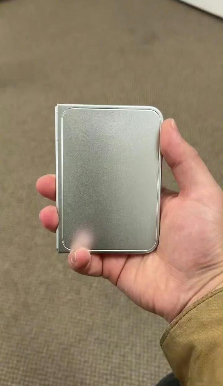 iPhoneUltra金属机模怎么神似华为Pura X Max，苹果你这是闹哪样