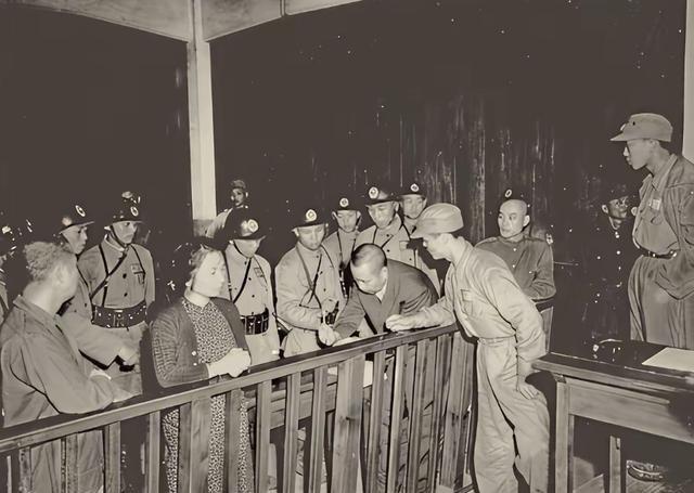 1955年台湾监狱，蔡孝乾对着狱警冷笑：“吴石算什么？你们永远不知道，还有两个比