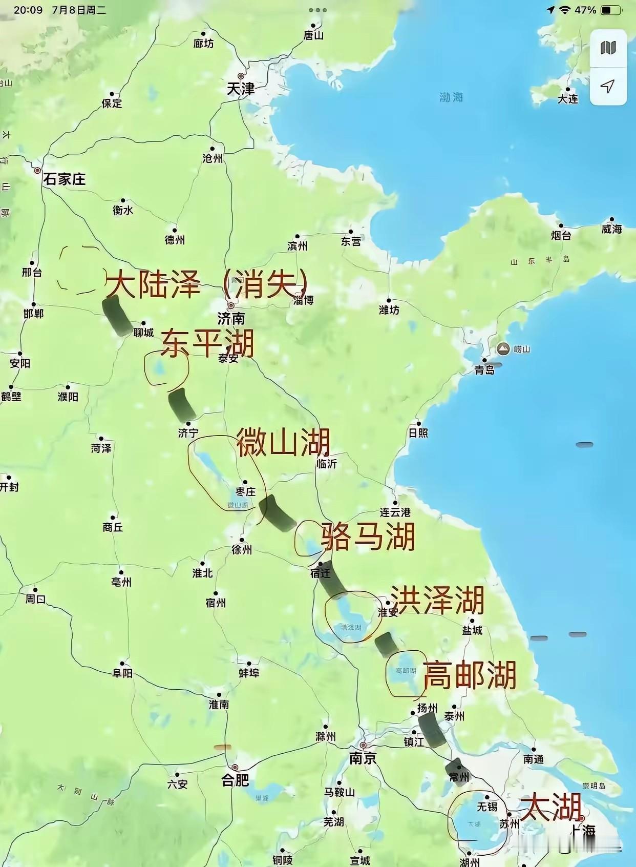 有没看到一个很奇特的现象？在华北平原和长江中下游平原上，从北到南依次分布着东平湖