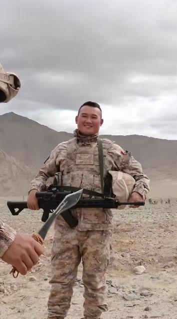 印度最精锐廓尔喀士兵的廓尔喀弯刀。实事求是说，廓尔喀弯刀也没有什么战斗力！
 