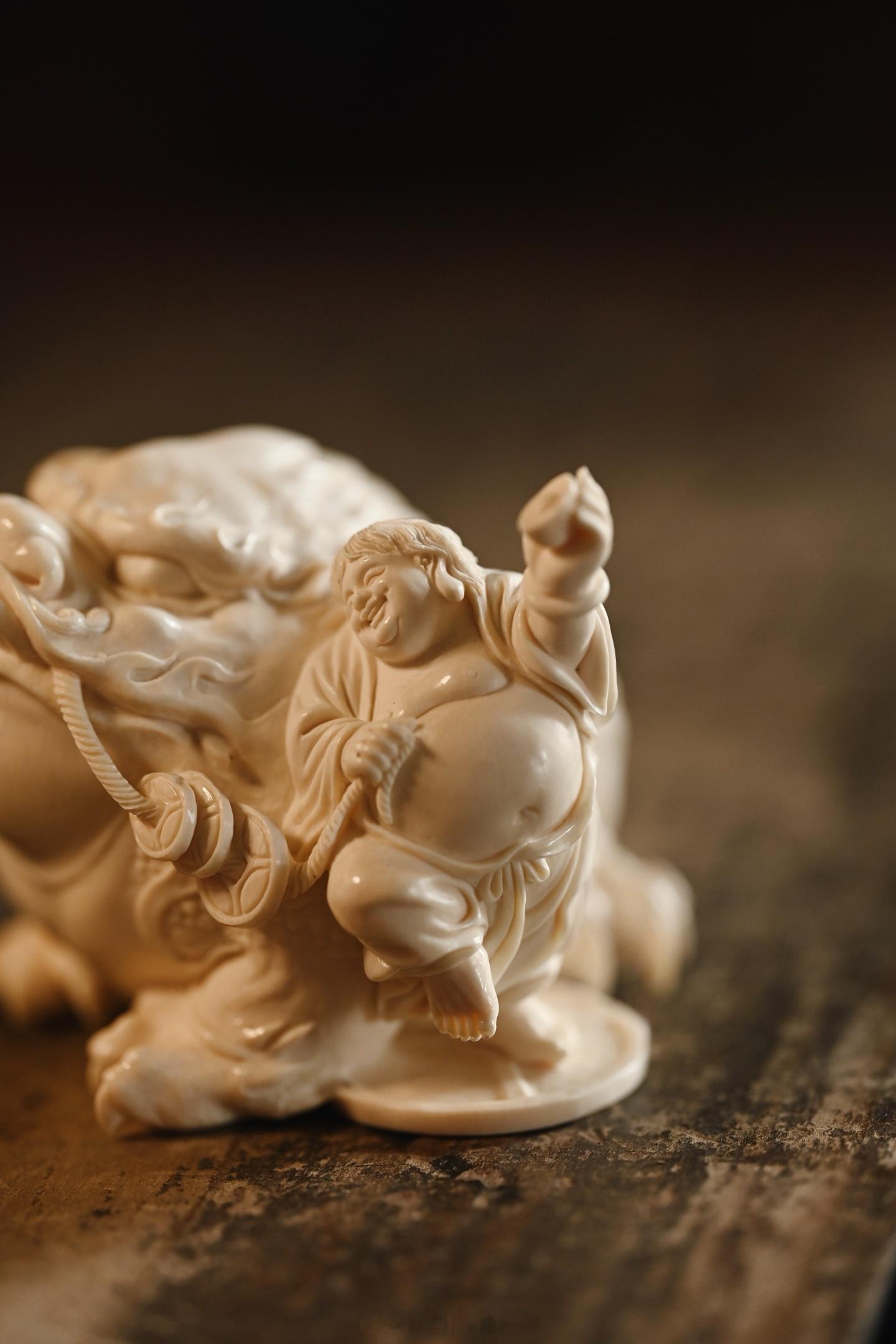 猛犸 | 刘海戏金蟾料质细腻莹润，作品构图饱满生动，刀工圆润细腻，三足金蟾伏卧，