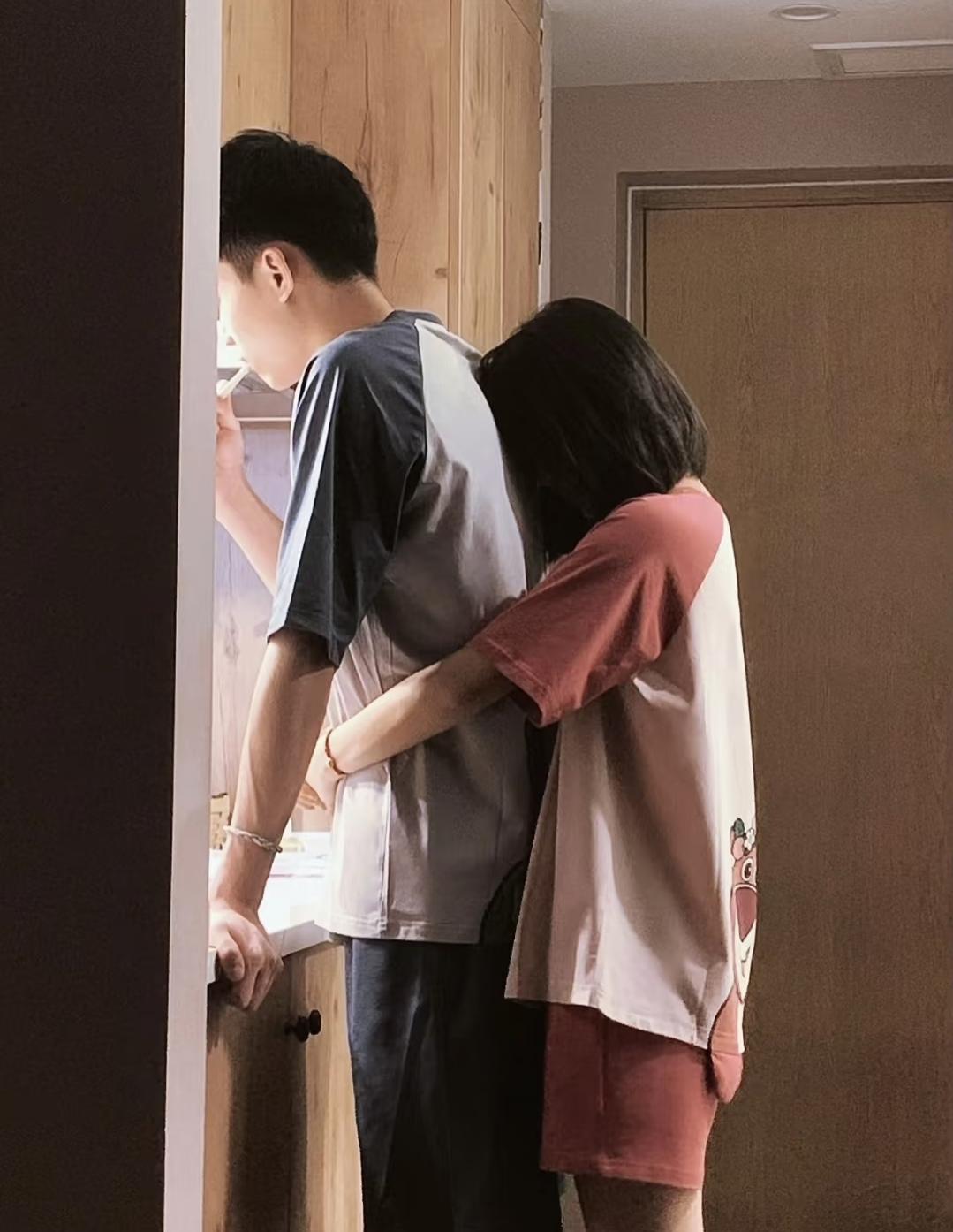 当年娶我老婆时，我真是栽在她那声“大哥哥”里了！那时候她在国企上班，能歌善舞，追