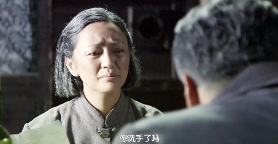 郑耀先与韩冰的最后一次见面，为何手握一张纸深情道歉背后究竟隐藏着什么秘密？
19