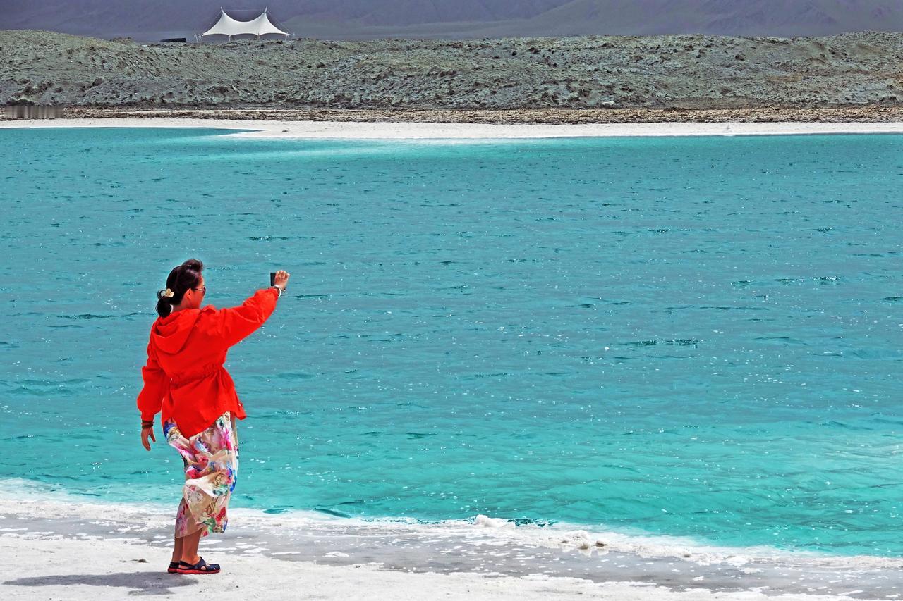#青海旅行# 在青海海西州的大柴旦镇，有一处藏在荒凉戈壁深处的璀璨明珠~翡翠湖。