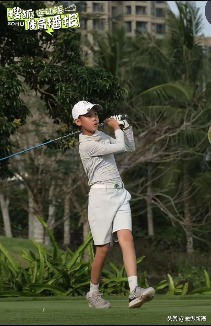 海苔举手投足都像爸爸，有大将风范。
王皓家的两个儿子，一个学习了打高尔夫，一个学