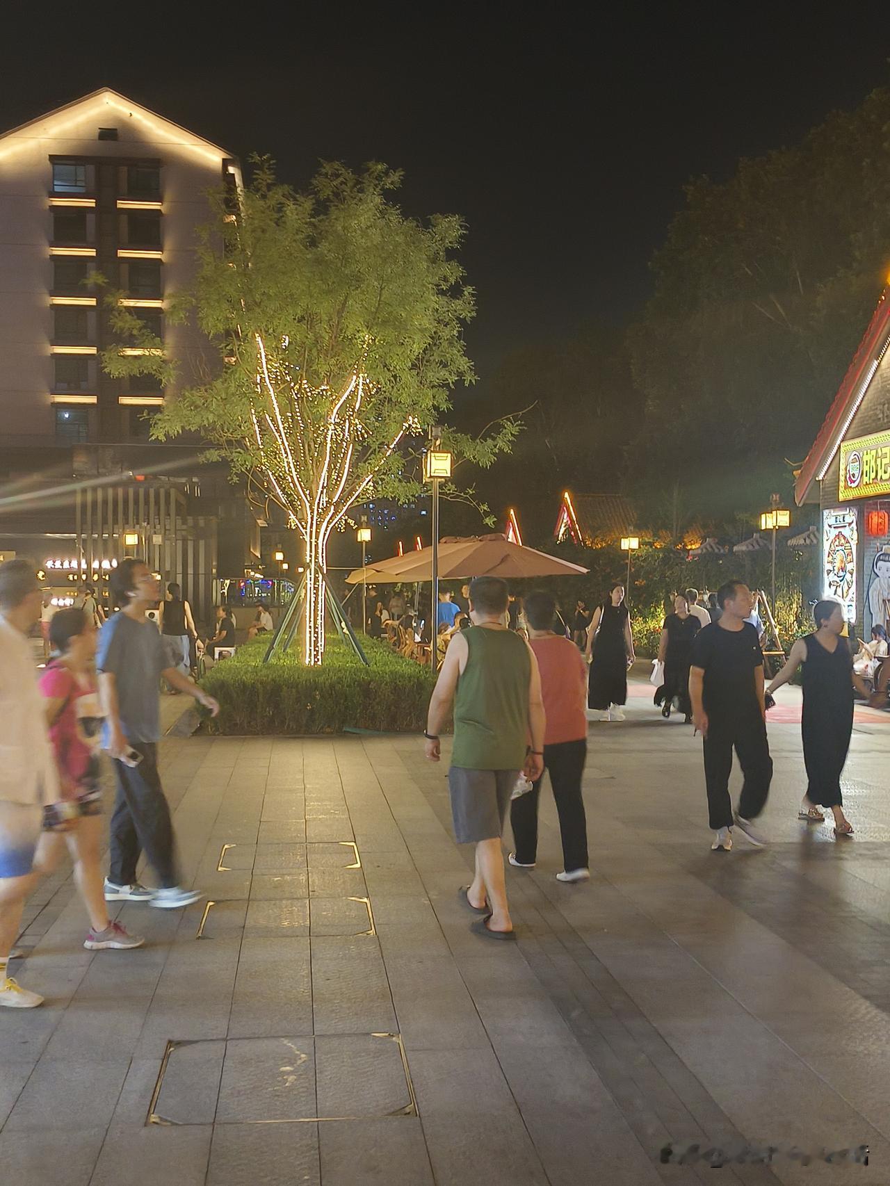 夜幕下的繁华街景，灯火阑珊处，人影绰约城市傍晚街景 高楼街道夜景