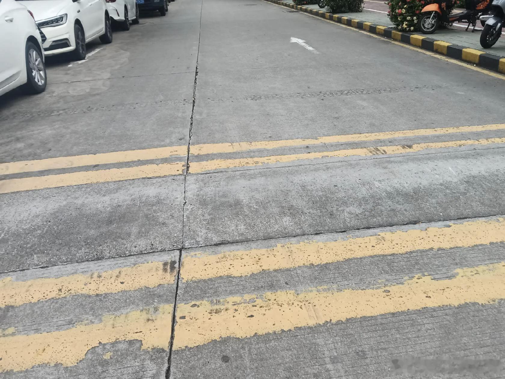 妄筑路障图己便，罔顾道规损人车；护童自有合规策，莫以私心乱通衢。亲子乐园设超宽减