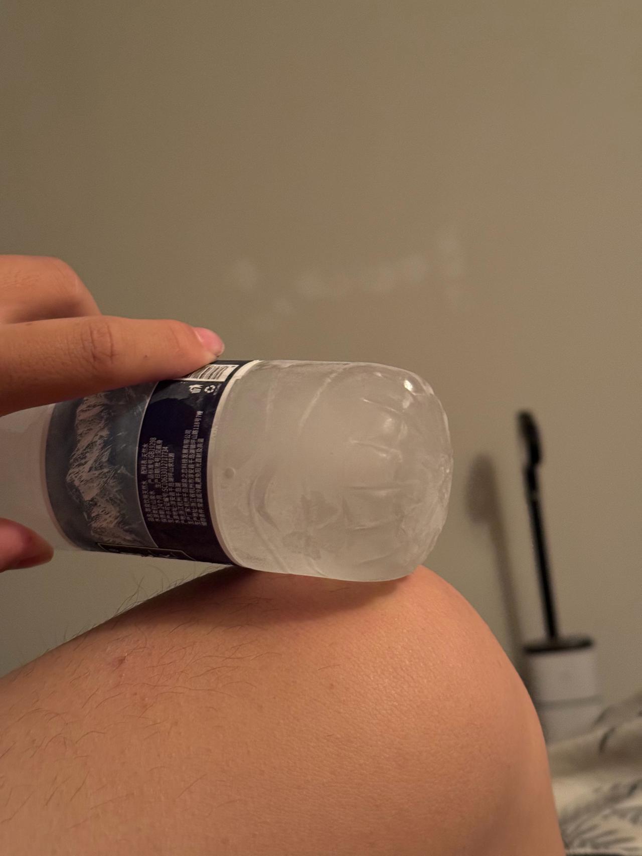 晚上洗澡，腿上被蒸汽烫伤了[允悲]现在用冰块敷着…扶着好累